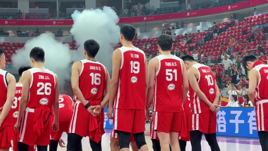 杨瀚森回归首秀7分8篮板，中国男篮险胜荷兰